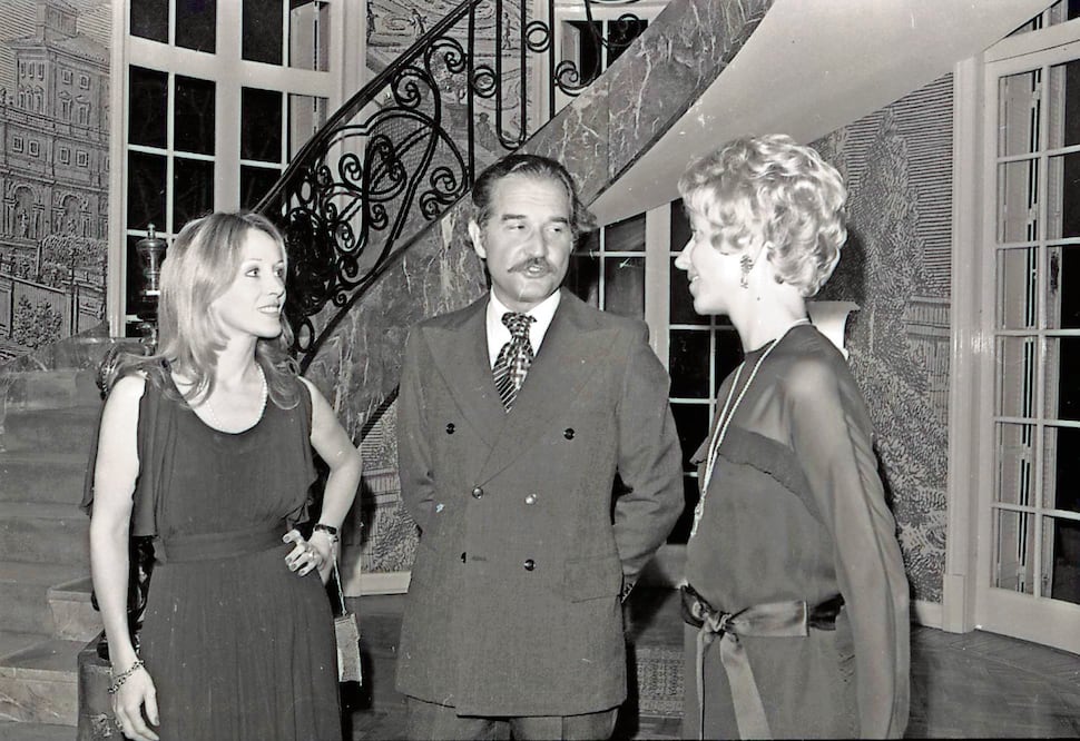 Imagen inédita hallada en la fototeca de EL UNIVERSAL: Carlos Fuentes y su esposa Silvia Lemus (a su izquierda) conversan con Denise de Beliard, esposa de Jean Beliard, entonces embajador francés en México, en marzo de 1975. La foto fue tomada en la recepción organizada al matrimonio Fuentes, que partía a París porque el escritor asumiría como embajador de México en Francia. Foto: Fernando Sosa /Archivo EL UNIVERSAL