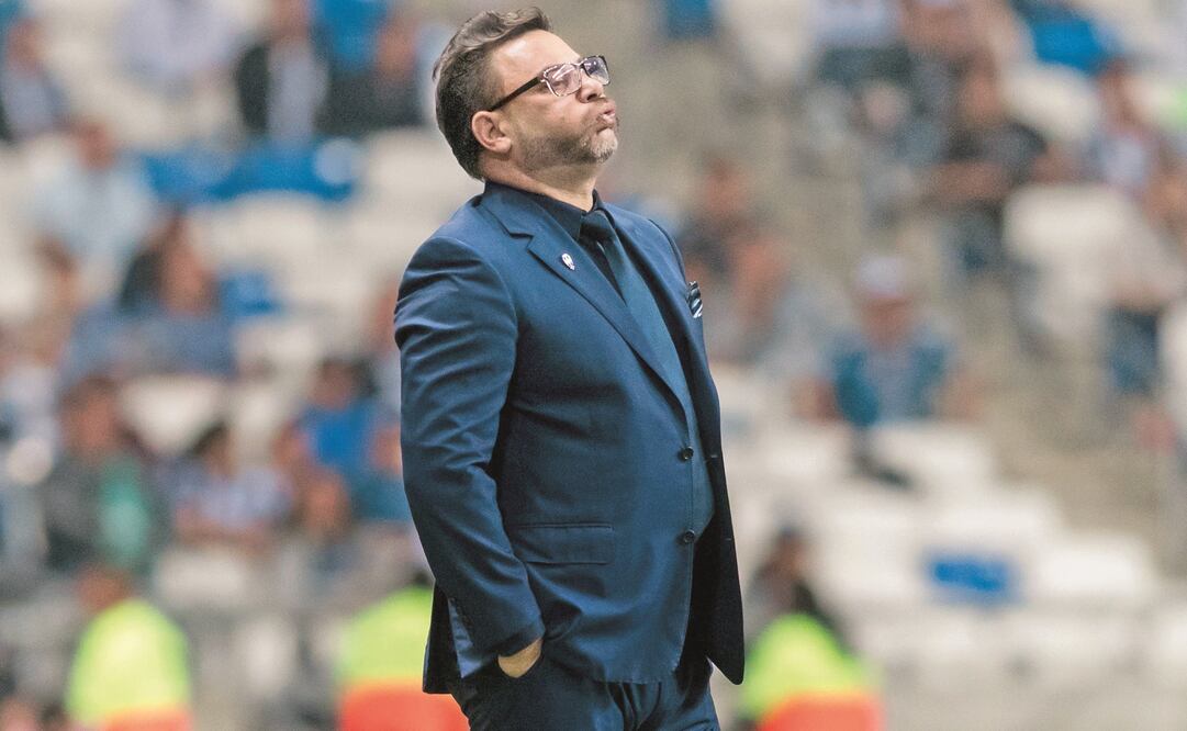 La frustración afloró en Tony , al caer el segundo tanto xolo. (MIGUEL SIERRA. EFE)