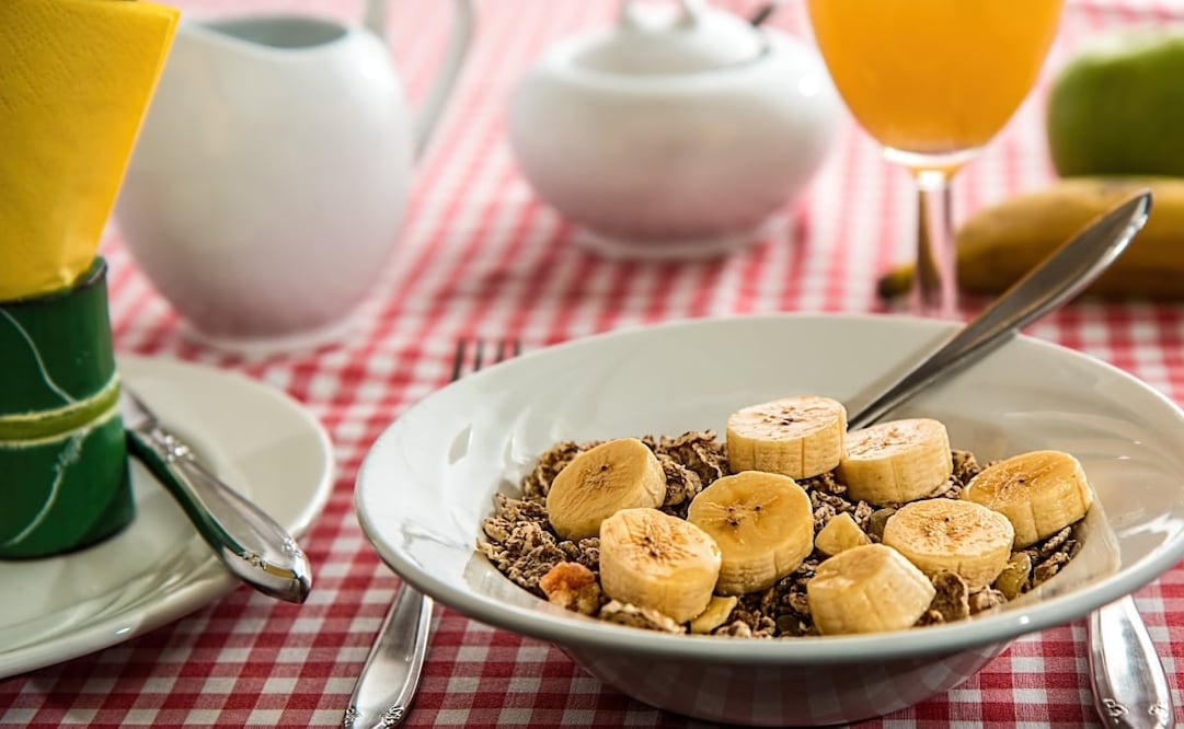 El desayuno es considerada por los expertos como la comida más importante del día que previene algunas enfermedades a largo plazo. Foto: Pixabay