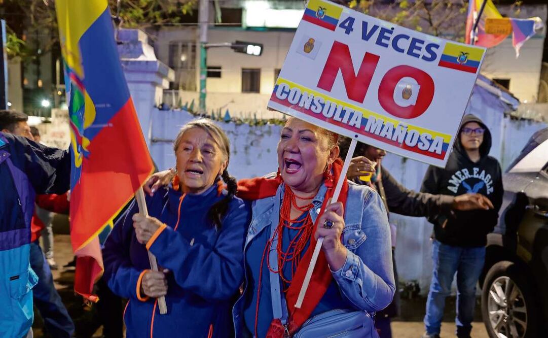 Ciudadanos celebran en Quito el triunfo del “no”' en el referéndum del domingo en Ecuador. Foto: José Jácome / EFE