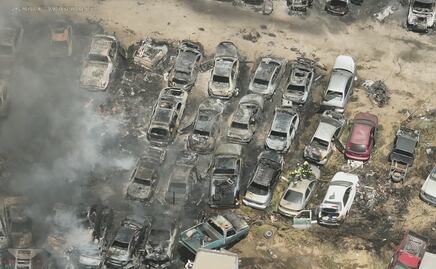 Incendio de maleza alcanza depósito vehicular en Hermosillo; hay decenas de autos siniestrados