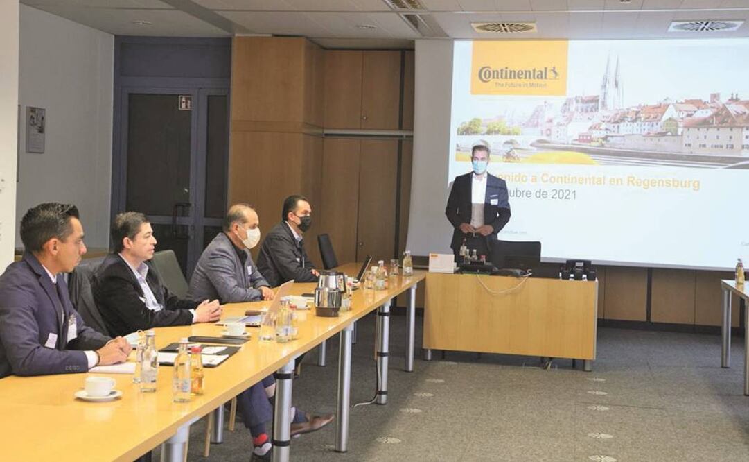 El gobernador Martín Orozco se reunió con René Sebastián Krahn, gerente de la planta de Continental en Regensburg. Foto: Especial.