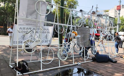 Ciclistas bloquean cruce frente a Semovi; instalan antimonumento por víctimas viales