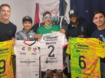Jugadores del Atlas visitan a aficionados afectados en la riña; regalan fotos y jerseys