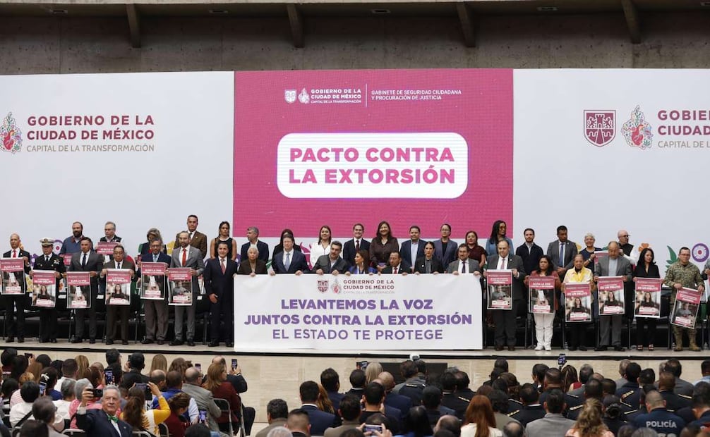 Clara Brugada encabeza firma del pacto contra extorsión en CDMX; crearán centro de atención inmediata.
FOTO: DIEGO SIMÓN SÁNCHEZ / EL UNIVERSAL