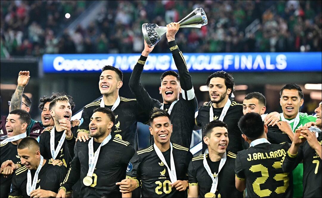 México presume el trofeo de campeón de la Nations League de CONCACAF / Foto: AFP