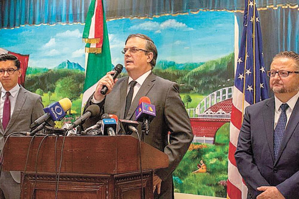 El secretario de Relaciones Exteriores, Marcelo Ebrard (derecha), ayer al dar una conferencia de prensa en El Paso, Texas. Foto/CUARTOSCURO