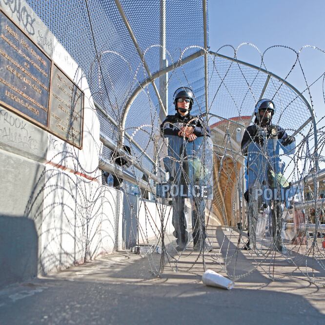 Agentes estadounidenses cerraron ayer el puente Paso del Norte, en Ciudad Juárez. La medida, indicó la Oficina de Aduanas y Protección Fronteriza, fue para frenar el posible intento de migrantes para entrar ilegalmente a EU. CHRISTIAN TORRES. EL UNIVERSAL
