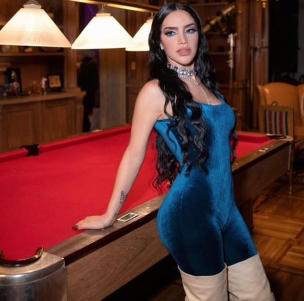 Kimberly Loaiza paraliza las redes en jumpsuit de terciopelo