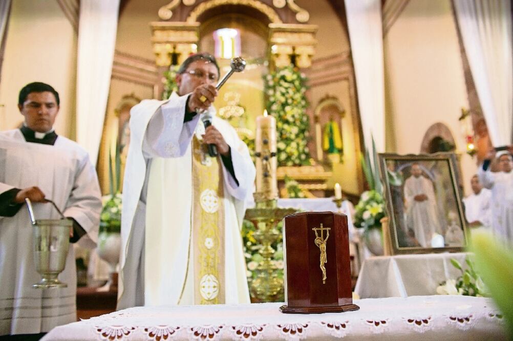Los feligreses de Janamuato oraron por el descanso del párroco José Alfredo López Guillén, durante la misa que ofició el obispo auxiliar de la Arquidiócesis de Morelia, Víctor Aguilar (ARMANDO SOLIS. EL UNIVERSAL)