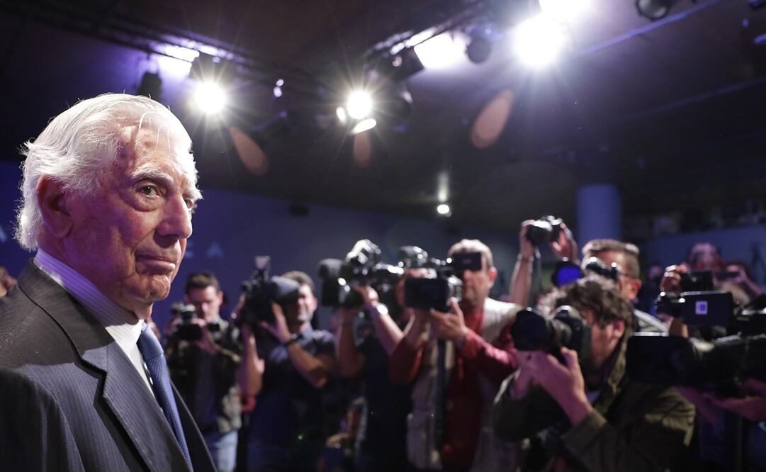 El escritor Mario Vargas Llosa llegó para una conferencia de prensa y presentación de su nuevo libro 'Tiempos recios' en Madrid, España 2019. Foto: AP/Manu Fernandez, archivo 