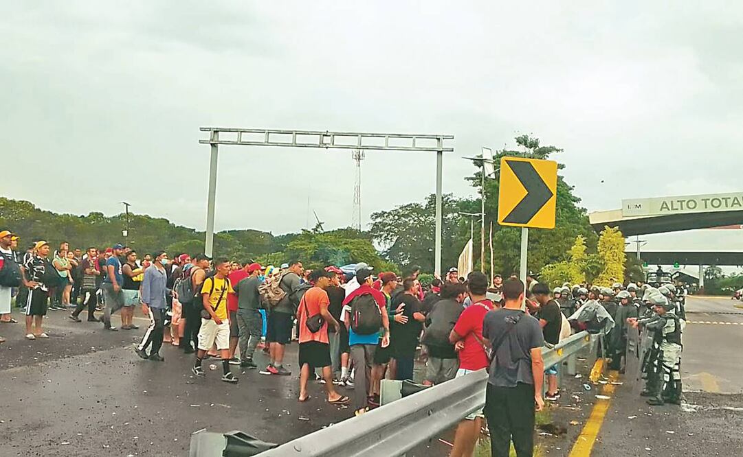 Los extranjeros llegaron en dos grupos y bloquearon la carretera a la altura de la aduana de Cerro Gordo. Foto: Especial.