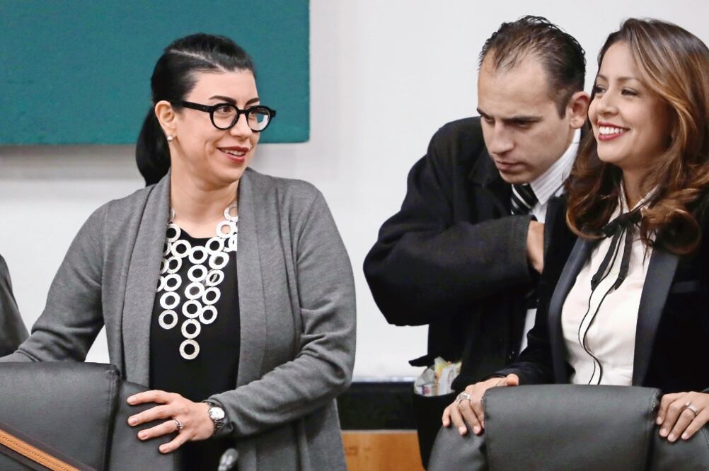 La subsecretaria Vanessa Rubio Márquez y la diputada Mariana Benítez (PRI) intercambiaron opiniones durante la reunión de trabajo que con diputados de la Comisión de Hacienda (LUCÍA GODÍNEZ. EL UNIVERSAL)