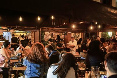 VIDEO Reportan golpiza afuera de Bar en Coapa; establecimiento asegura que su personal no participó en los hechos