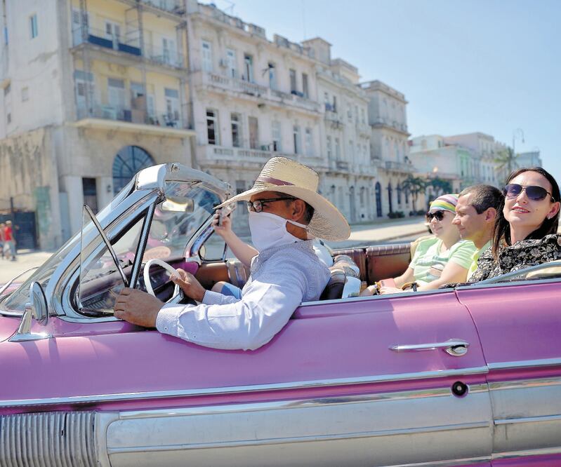 Un taxi privado en La Habana. La isla tiene 15 contagiados y un turista italiano falleció. YAMIL LAGE. AFP