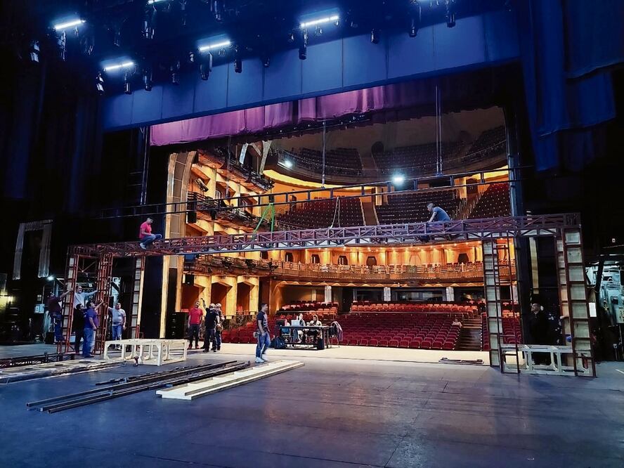 Preparativos del montaje de la ópera; el trabajo éscénico está a cargo de Enrique Singer. Foto: INBAL