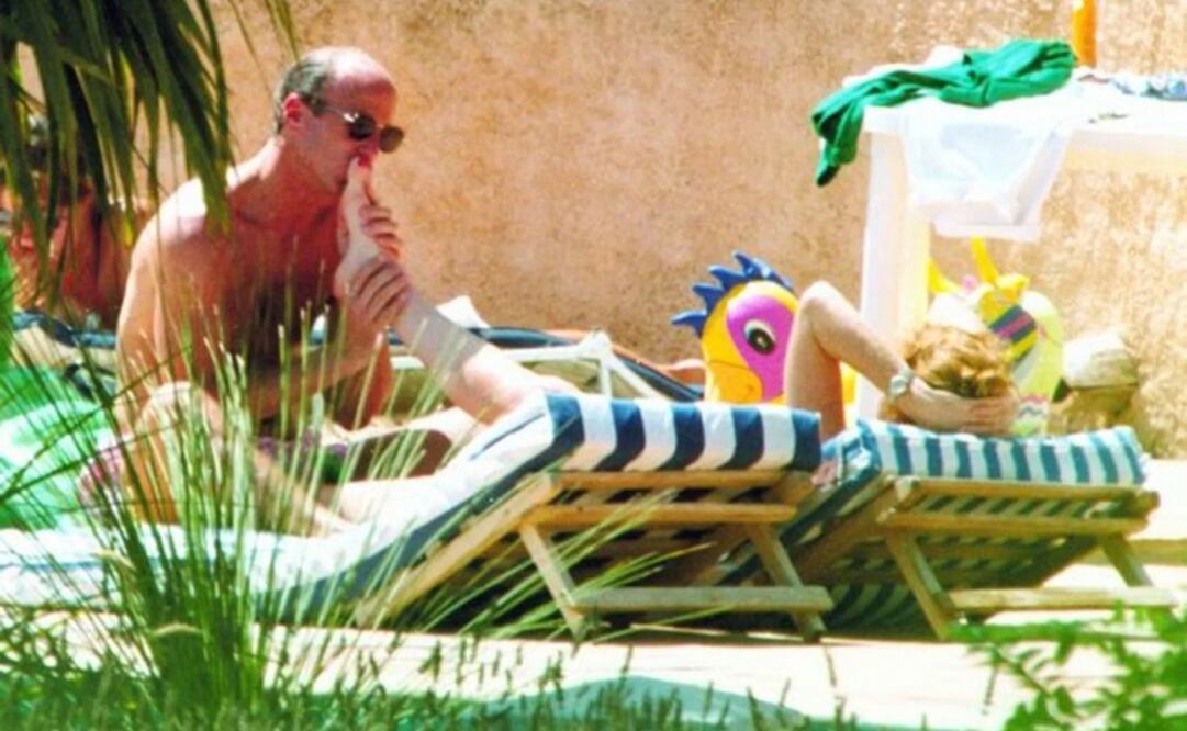 Sarah Ferguson, recién separada de Andrés, fue fotografiada en topless junto a otro hombre Foto: Daily Mirror