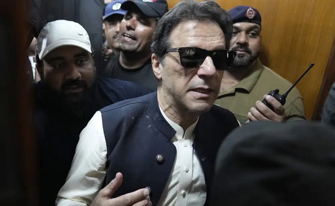 El exprimer ministro de Pakistán Imran Khan, centro, sale de una corte tras comparecer en Lahore, Pakistán. Foto: AP