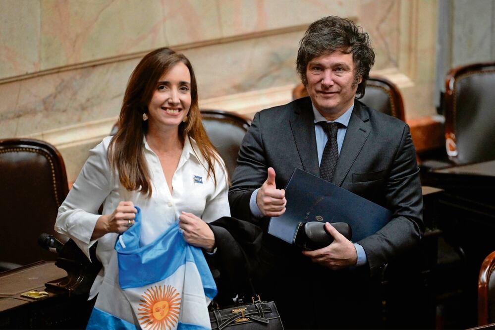 El presidente electo, Javier Milei, y la vicemandataria electa, Victoria Villarruel, al final de una sesión en el Congreso argentino en Buenos Aires, el 29 de noviembre pasado. Foto: AFP