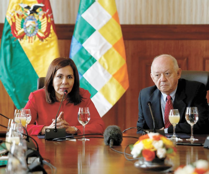 La canciller de Bolivia, Karen Longaric, con Walter Serrate, embajador ante Estados Unidos, ayer durante una conferencia en La Paz. Foto/David Mercado. REUTERS 