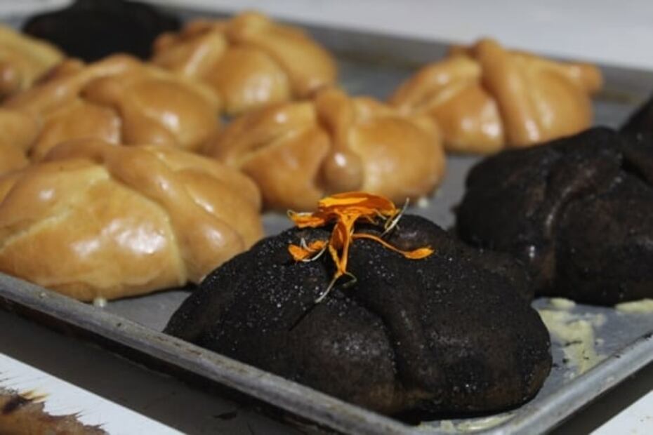 Cenizas y ajonjolí para amasar el pan de muerto
