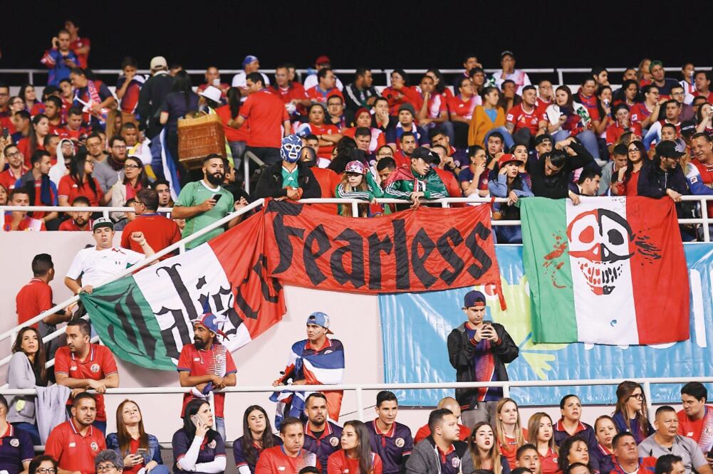 Algunos aficionados de México alentaron ante un Nacional repleto. FOTO: IMAGO7