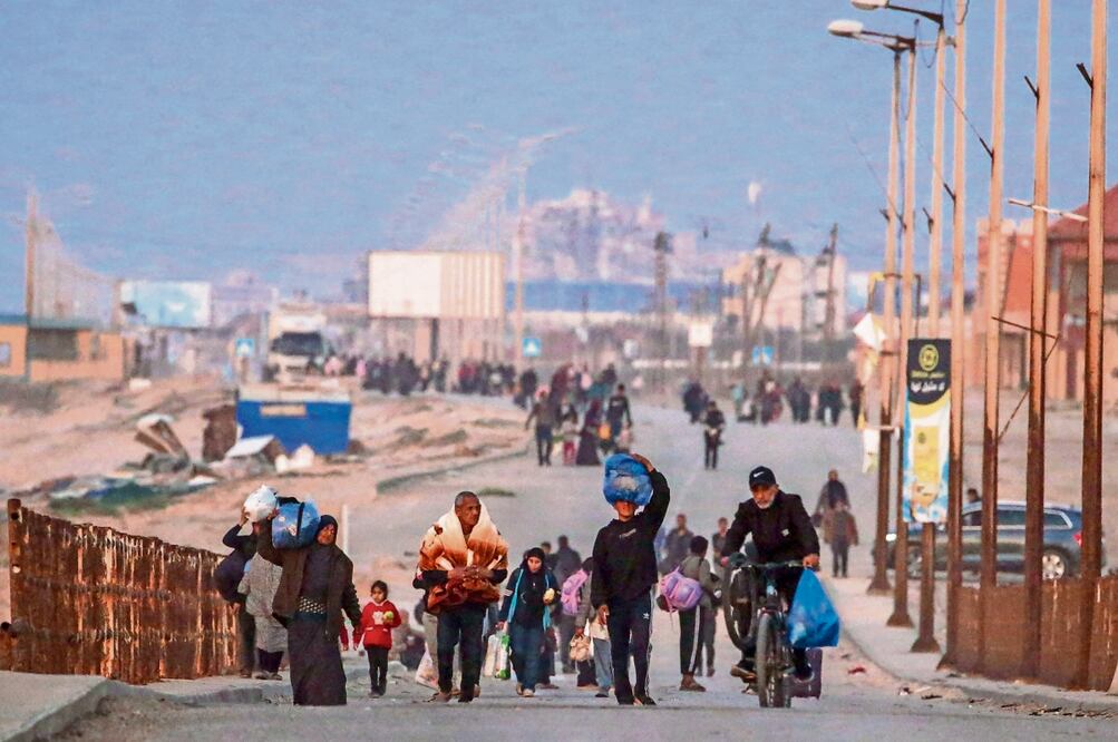 Palestinos a lo largo de la carretera costera de Al-Rashid, después de cruzar del norte al sur de Gaza. Foto: EFE