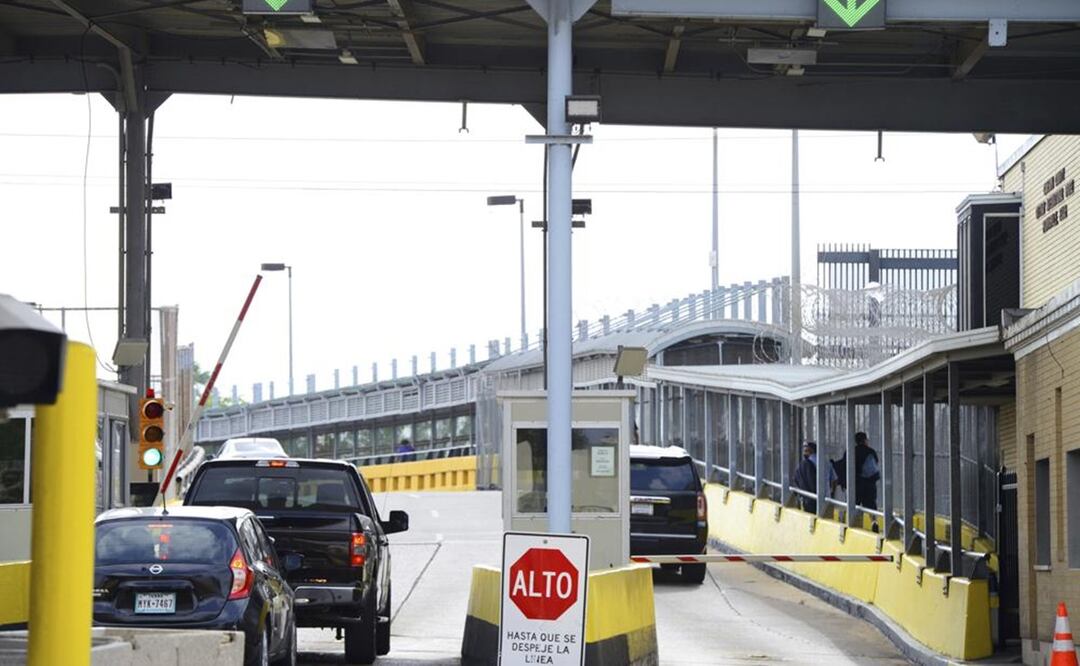 Automovilistas pagan su cuota en el Puente Internacional Gateway, el 6 de marzo de 2023, en Brownsville, Texas, para cruzar a Matamoros, México. Foto: AP
