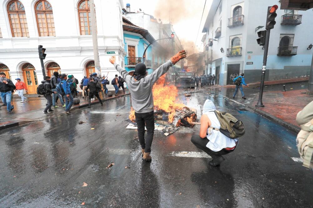 Manifestantes se enfrentaron ayer con la policía ecuatoriana durante una jornada de protesta contra las medidas económicas del gobierno del presidente Lenín Moreno. Foto/JOSÉ JÁCOME. EFE