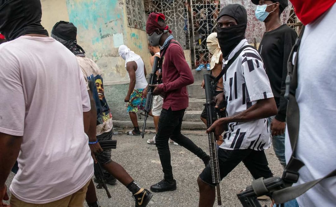 Miembros de bandas armadas vigilan una calle de Haití, en una fotografía de archivo. Foto: EFE