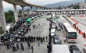 Integrantes de la CNTE se dirigen a la caseta Tlalpan para exigir la liberación de los padres de estudiantes de Ayotzinapa. Foto: Valente Rosas / EL UNIVERSAL
