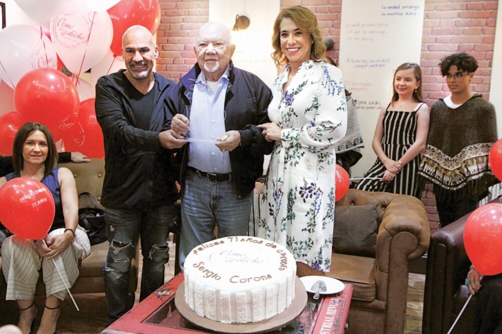 La producción del programa de Televisa le organizó un pastel. (CARLOS MEJÍA. EL UNIVERSAL)