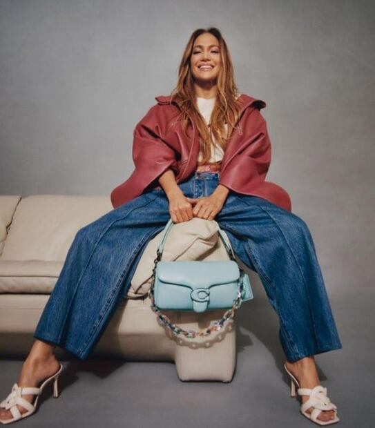 JLo se une a la tendencia de mostrar la ropa interior con jeans
