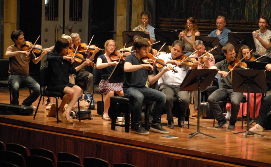 Joshua Bell demostró al público mexicano por qué está a la altura para dirigir esta agrupación. La imagen retrata momentos del ensayo. FOTO: Cortesía INBA