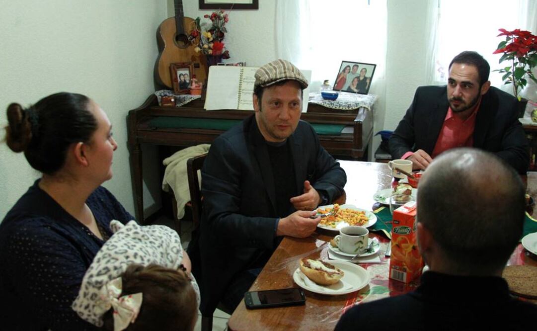 Schneider platicó, tomó café, desayunó e incluso sopeó el pan en casa de los Quiroz. (FOTO: Notimex)
