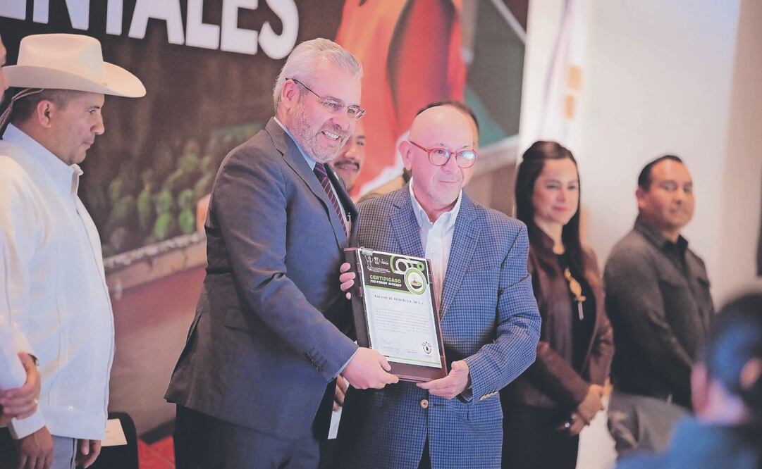 Bedolla, con productores y comercializadores de aguacate. Foto Especial