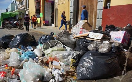 Basura inunda calles de la ciudad de Oaxaca