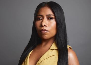 Yalitza Aparicio impacta con top bandeau y skinny jeans