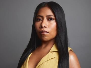 Yalitza Aparicio impacta con top bandeau y skinny jeans