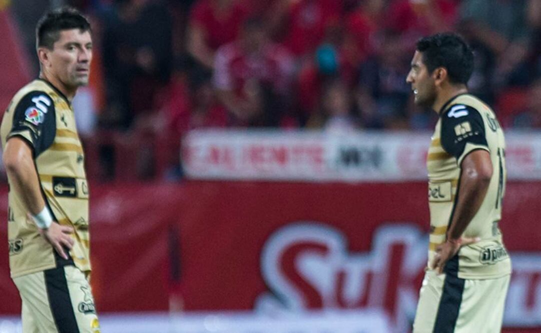 Mancilla y Martín durante el partido. EFE