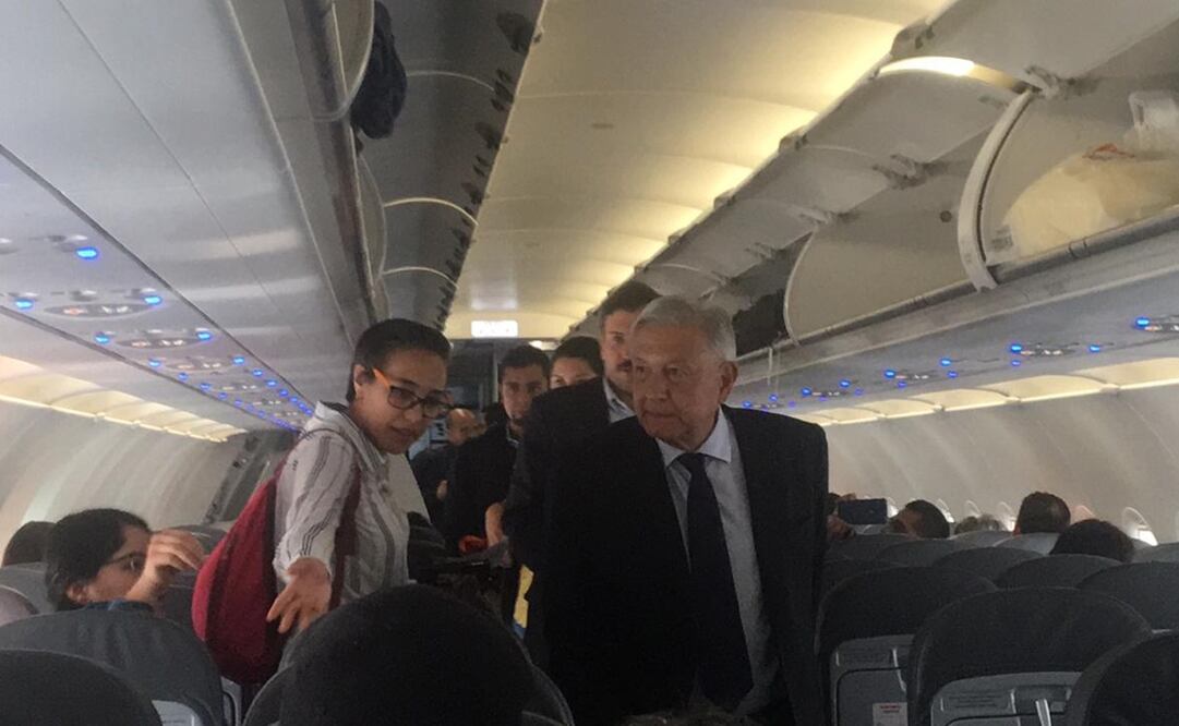 El presidente López Obrador aborda un vuelo comercial con destino a San Luis Potosí / Foto: Alberto Morales. EL UNIVERSAL