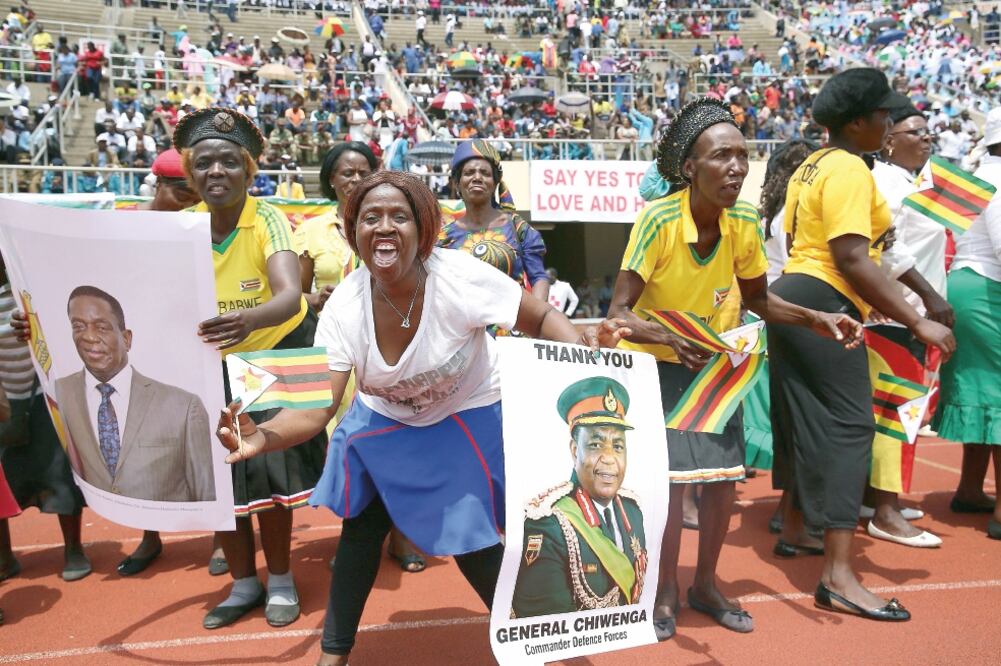 Zimbabuenses celebraron ayer el nombramiento del presidente provisional Emmerson Mnangagwa, durante su ceremonia de juramento, en Harare.