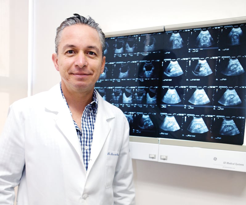 El médico mexicano Bernardo Cisneros es quien maneja esta técnica en el país. Asegura que con ella los varones podrán disfrutar de una vida sexual plena (VALENTE ROSAS. EL UNIVERSAL)