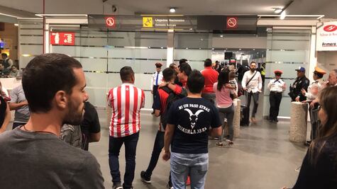 La afición abandonó a Chivas en el AICM