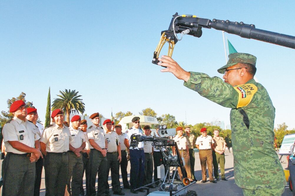 Las tenazas pueden levantar pesos de 80 kilogramos. (FRANCISCO ESTRADA. NOTIMEX)