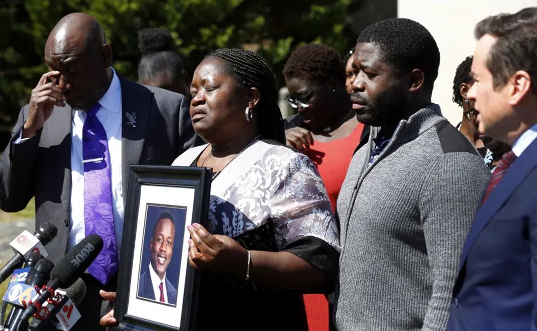 Caroline Ouko, madre de Irvo Otieno, sostiene un retrato de su hijo en el juzgado de Dinwiddie en Dinwiddie, Virginia. Foto: AP