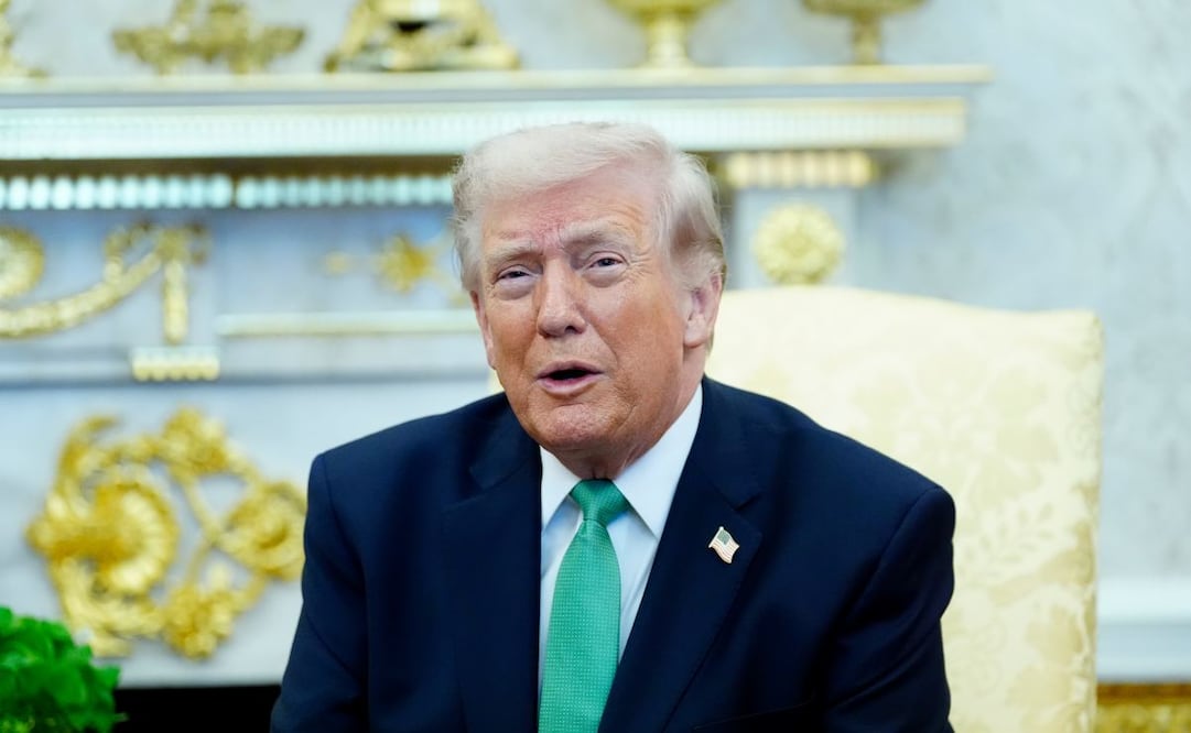 El presidente Donald Trump habla durante una reunión con el primer ministro irlandés Micheál Martin en el Despacho Oval de la Casa Blanca, el Día de San Patricio, martes 17 de marzo de 2026, en Washington. Foto: AP