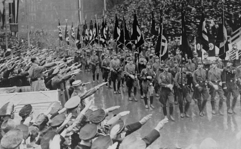 Adolf Hitler observa un desfile que celebra la reintegración de la región del Saar a Alemania, marzo de 1935.  Crédito: United States Holocaust Memorial Museum
