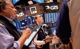 El dólar y el petróleo pierden; la BMV repunta