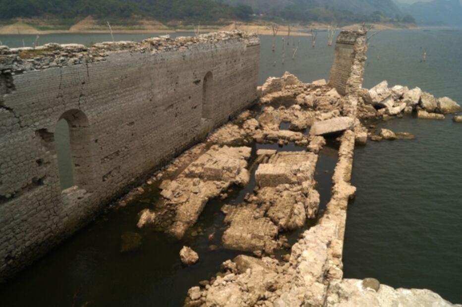 Sequía deja al descubierto convento colonial oculto por presa en Chiapas
